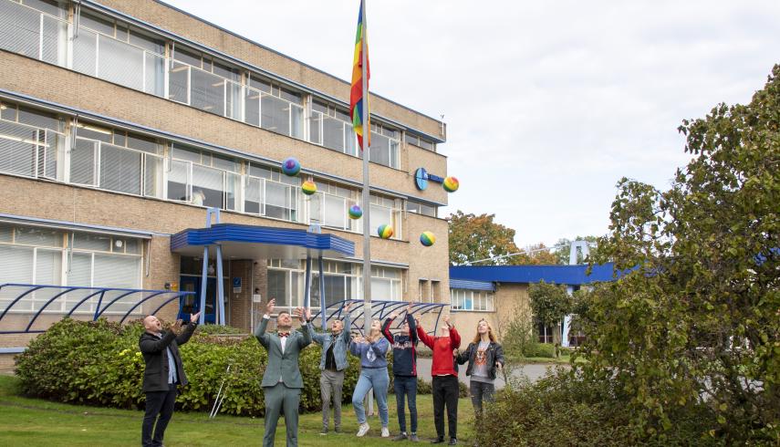Middelbare scholen in Weert hijsen de regenboogvlag