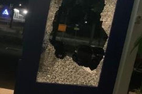 Vernielingen bij hoofdingang school