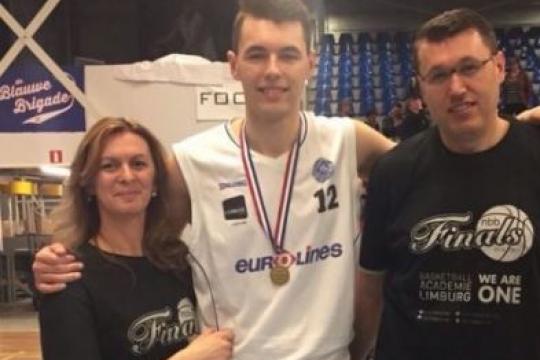 Topsporttalentleerling naar Amerika voor basketbalcarrière